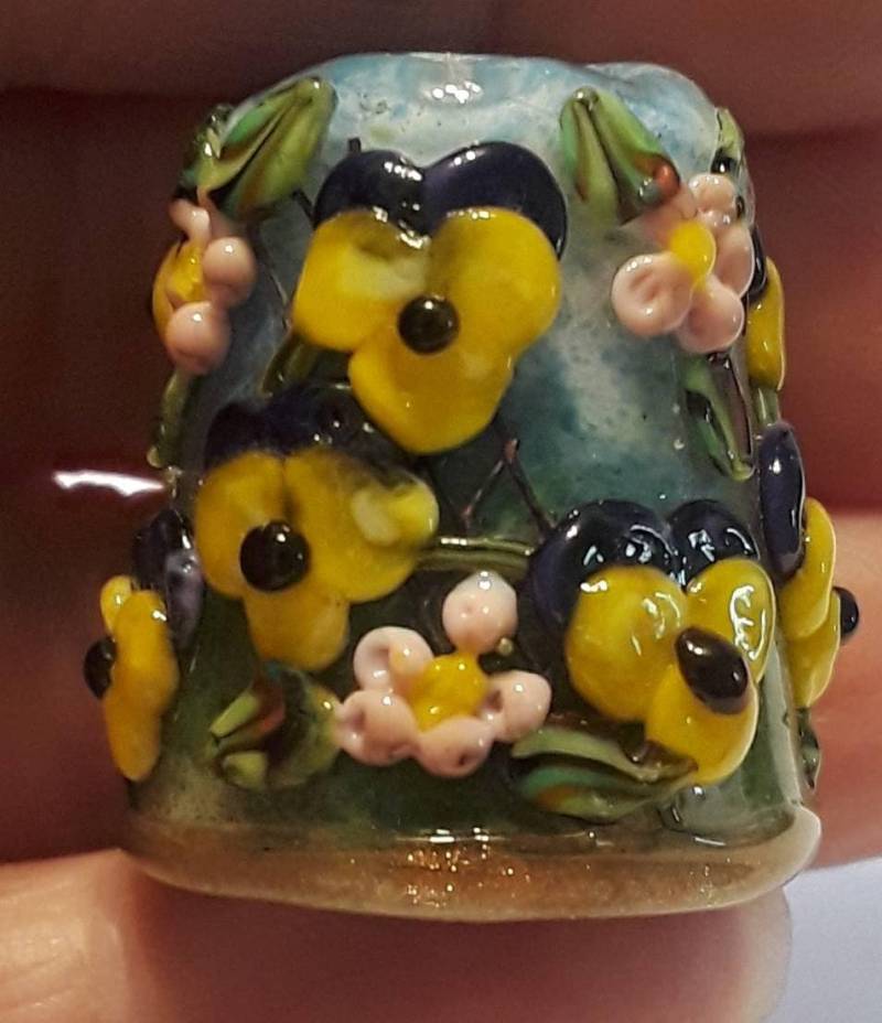 Handgefertigter Lampwork Glas Fingerhut - Gelbes Und Lila Stiefmütterchen Gitter Sra S105 von ColleensCreations