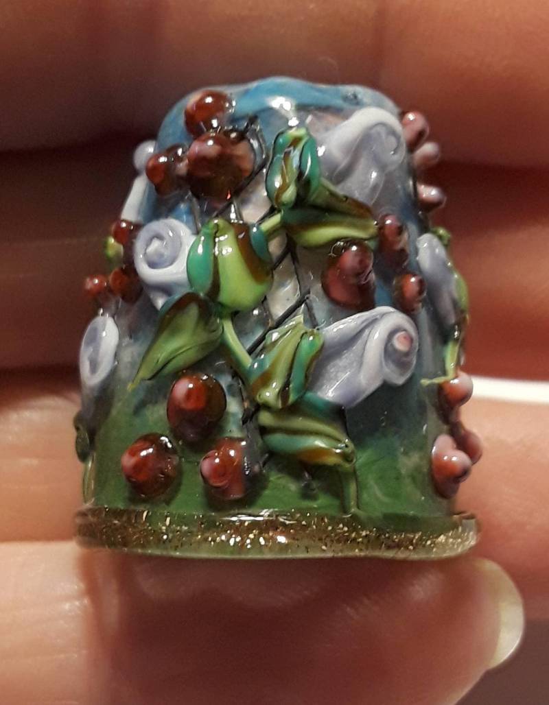 Handgefertigter Lampwork Glas Fingerhut -Lavendel Rosen Rankgitter - Sra S105 von ColleensCreations