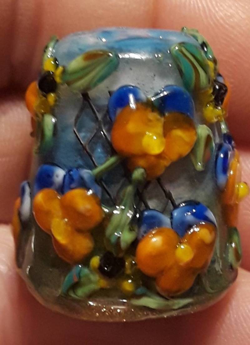 Handgefertigter Lampwork Glas Fingerhut - Orange Und Blau Stiefmütterchen Spalier Sra S105 von ColleensCreations