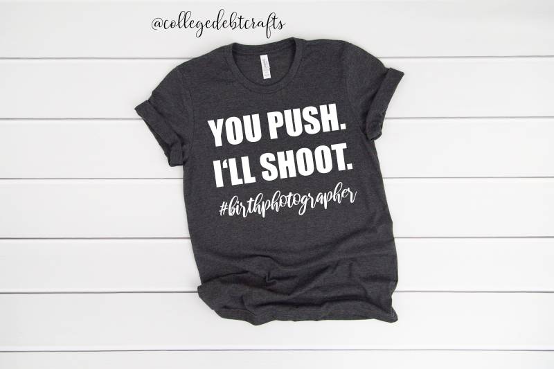 Du Drückst. Ich Schieße. Geburt Fotograf T-Shirt. | Fotografie Geschenk Lebensmomente Größe Weich Lustiges Shirt Humor Du Drückst. Ich Schieße. Geburt Fotograf T-Shirt. | Fotografie Geschenk Lebensmomente Größe Weich Lustiges Shirt Humor von CollegeDebtCrafts