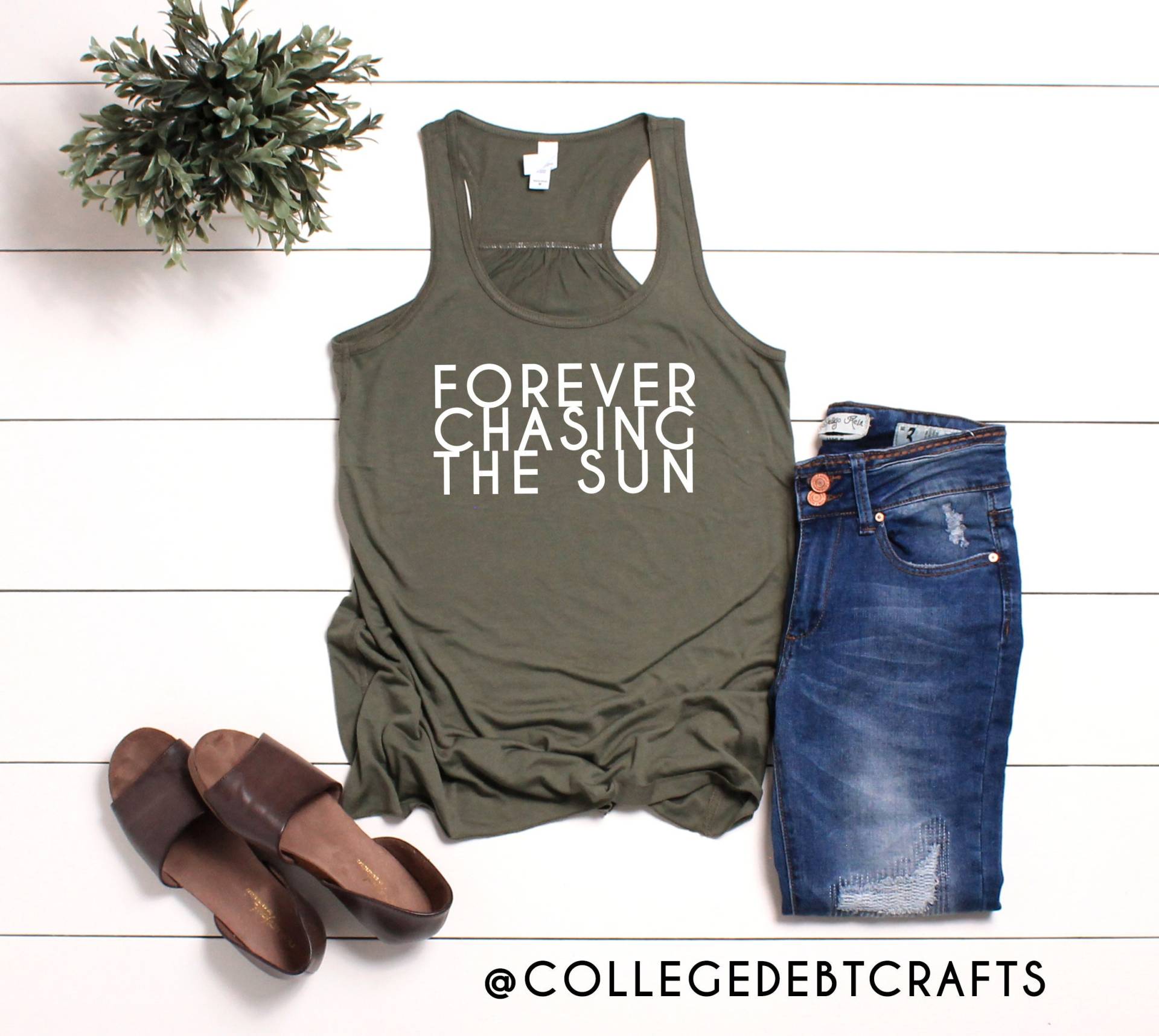 Für Immer Der Sonne Hinterher Jagen | Strand Urlaub Sonnenschein Strandleben Weiches Flowy Tank Top Niedliches Urlaubs-Shirt Pool-Shirt von CollegeDebtCrafts
