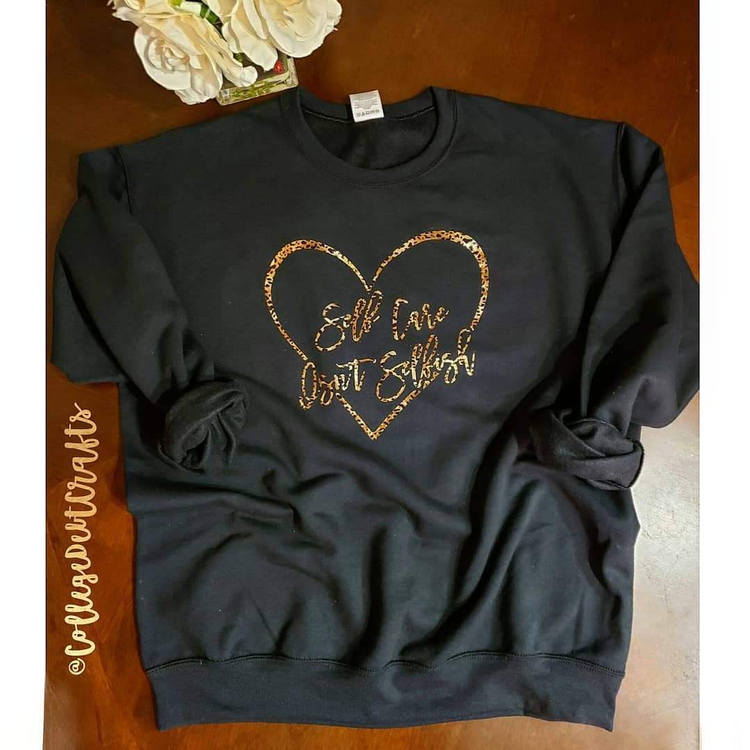 Self Care Ist Nicht Egoistisch Sweatshirt Mit Rundhalsausschnitt | Selbstfürsorge Liebe Dich Selbst Shirt Frauenliebe T-Shirt Unisex von CollegeDebtCrafts
