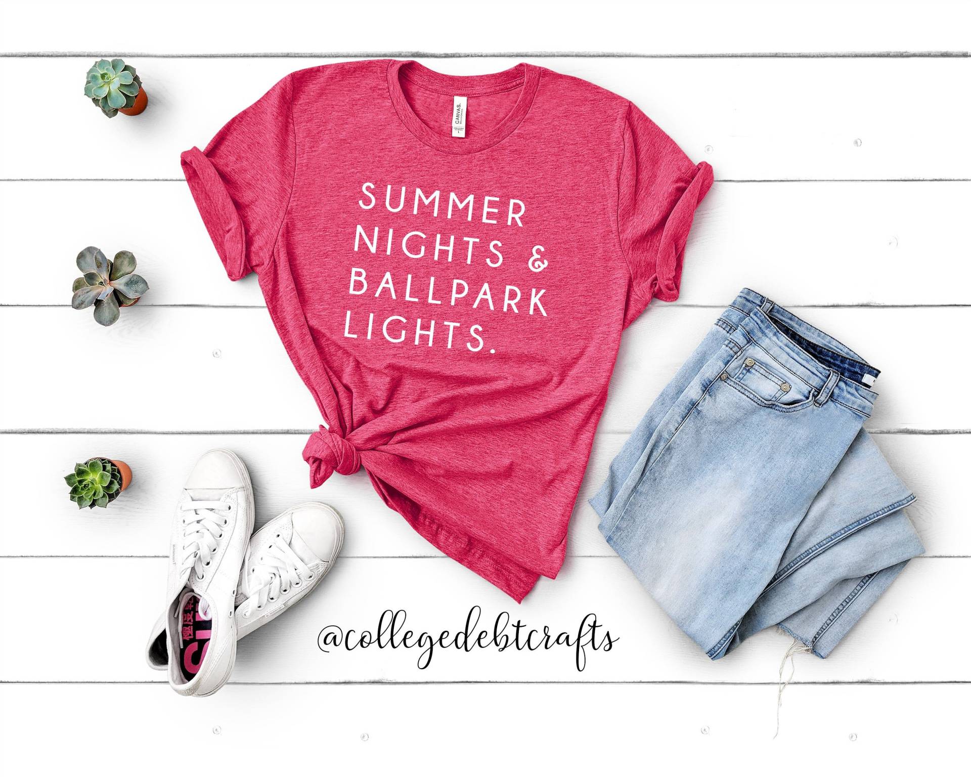 Sommernacht & Ballpark Lichter | Sporttasche Sport-T-Shirt Sommer Sommerzeit Baseballplatz Ball Spielen Nachtspiele Unisex-Passform Weich von CollegeDebtCrafts