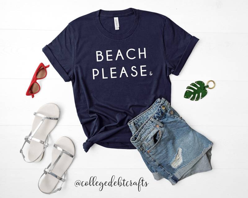 Strand Bitte & | Urlaub Ozean Niedlich Strandabdeckung Sommershirt Strandleben Einfach Nur Beachy Strandliebhaber Sandig Strand Bitte & | Urlaub Ozean Niedlich Strandabdeckung Sommershirt Strandleben Einfach Nur Beachy Strandliebhaber Sandig von CollegeDebtCrafts