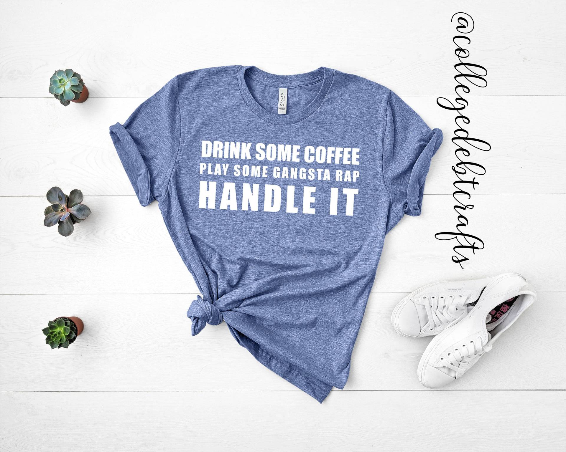 Trink Etwas Kaffee, Spiel Gangsta Rap, Handhabe Es T-Shirt | Rap-Musik Kaffeeliebhaber Koffein Rauer Tag Muttertagsgeschenk Mama Geschenk von CollegeDebtCrafts