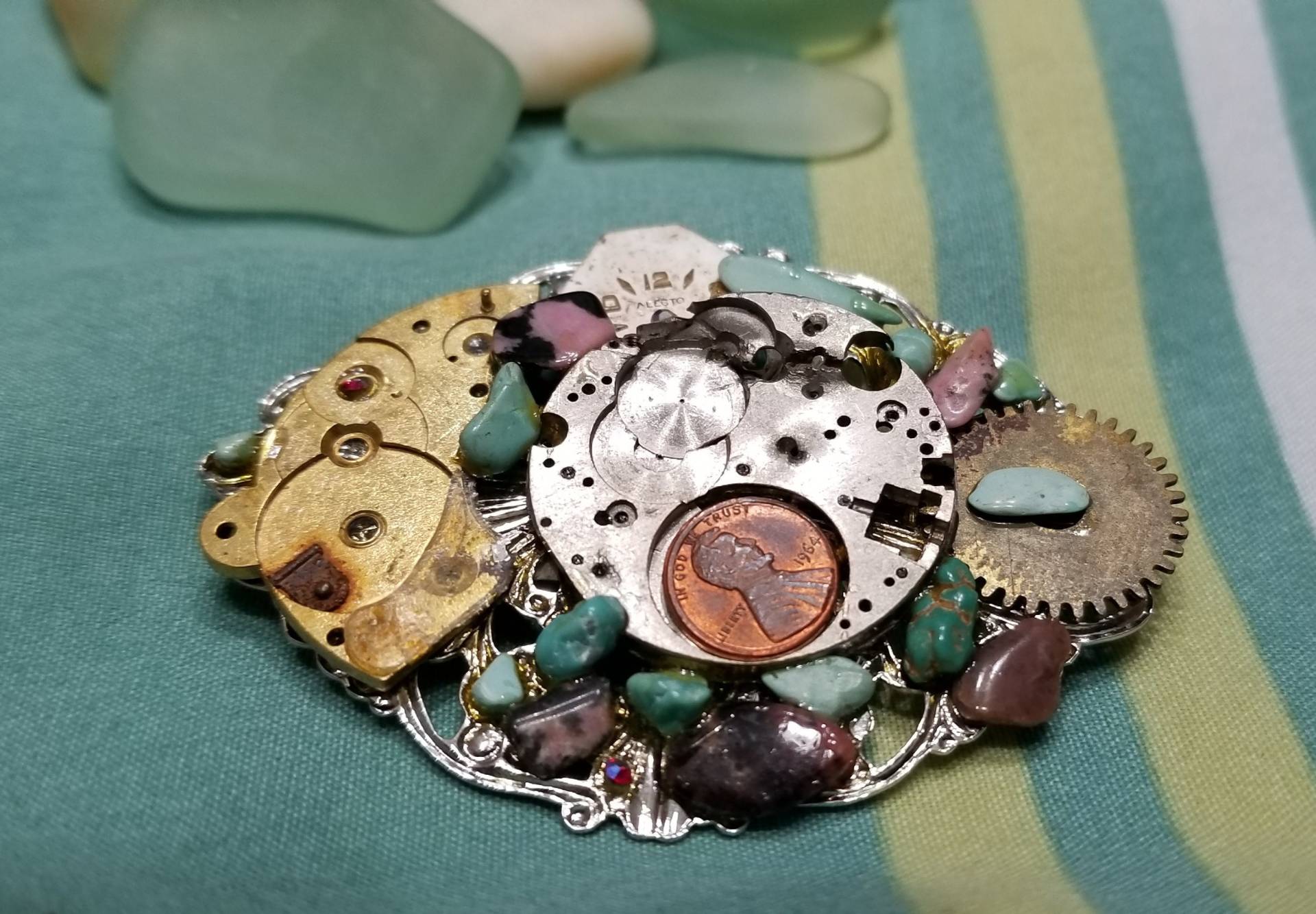 Steampunk Brosche Anstecknadel Aus Upcycled Uhrenteile Und Halbedelsteinen Steine 1980 Steampunk Brosche Anstecknadel Aus Upcycled Uhrenteile Und Halbedelsteinen Steine 1980 von CollegeFundEmporium
