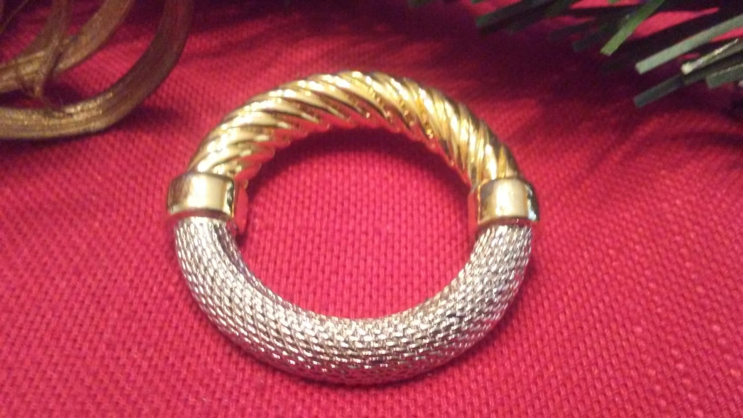 Vintage Kreis Brosche Kostüm Schmuck Strukturierte Halb-Silber Halbgold Unbranded Vintage Kreis Brosche Kostüm Schmuck Strukturierte Halb-Silber Halbgold Unbranded von CollegeFundEmporium