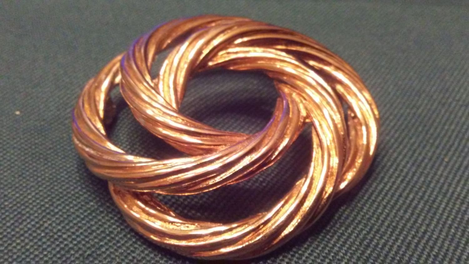 Vintage Monet Brosche Anstecknadel Signierte Goldfarbene Love Knot Vintage Monet Brosche Anstecknadel Signierte Goldfarbene Love Knot von CollegeFundEmporium