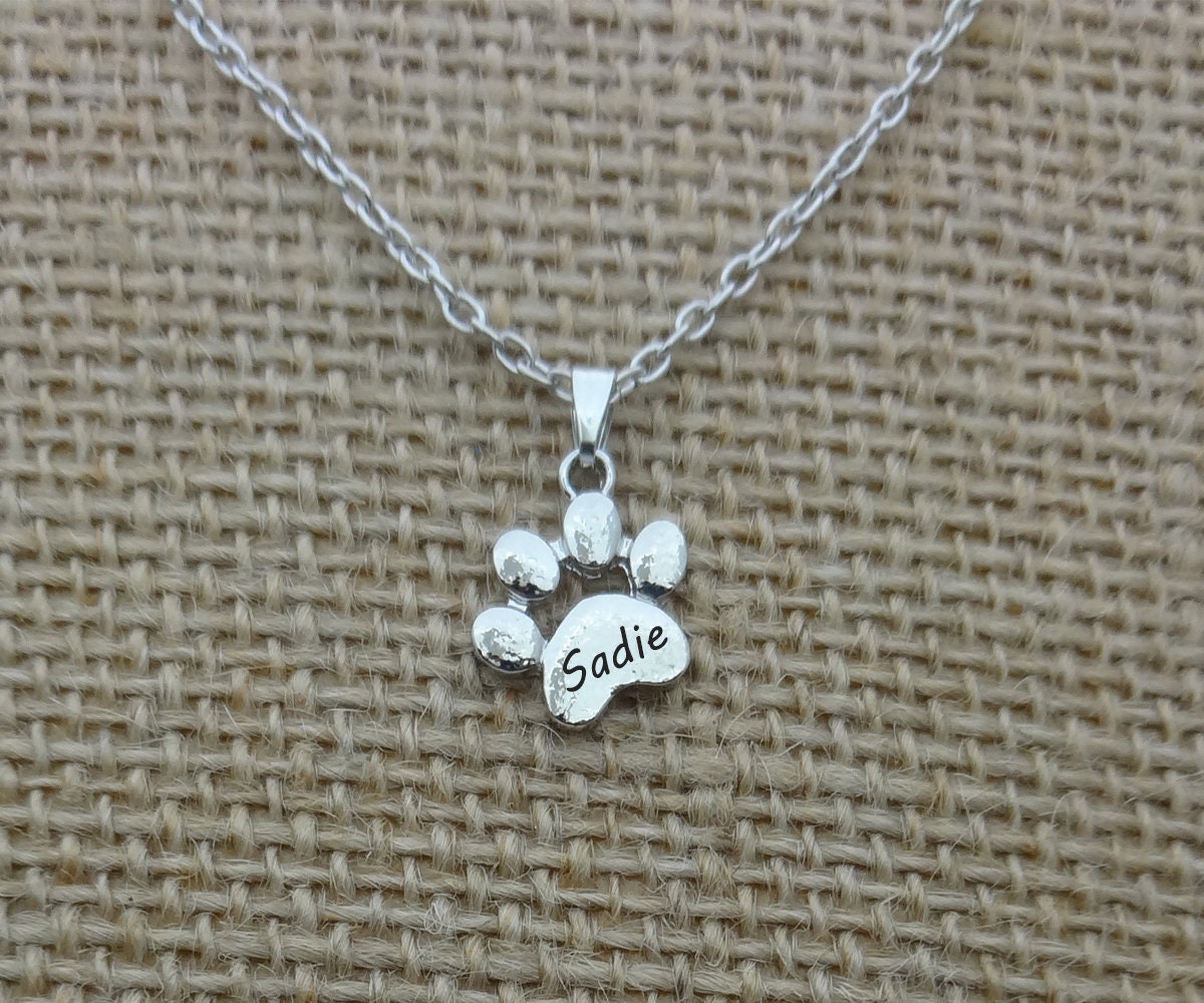 Hund Pfote Halskette, Katze Personalisierte Name Benutzerdefinierte Schmuck, Hundeknochen Charme Hunde-Liebhaber Geschenk, Haustier-Denkmal von CollegeThings