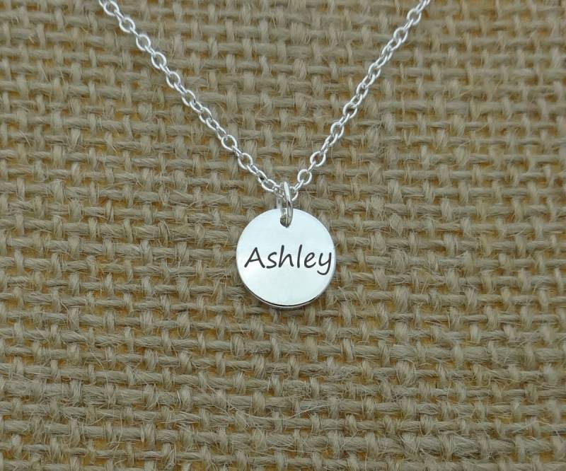 Kind Mädchen Halskette, Personalisierte Kinder Tochter Custom Girl Schmuck, Little Zierliche Disc Halskette von CollegeThings