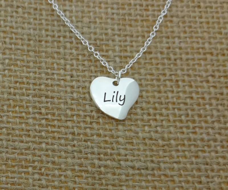 Kind Mädchen Halskette, Personalisierte Tochter Benutzerdefinierte Schmuck, Kleine Gebogenes Herz Halskette von CollegeThings