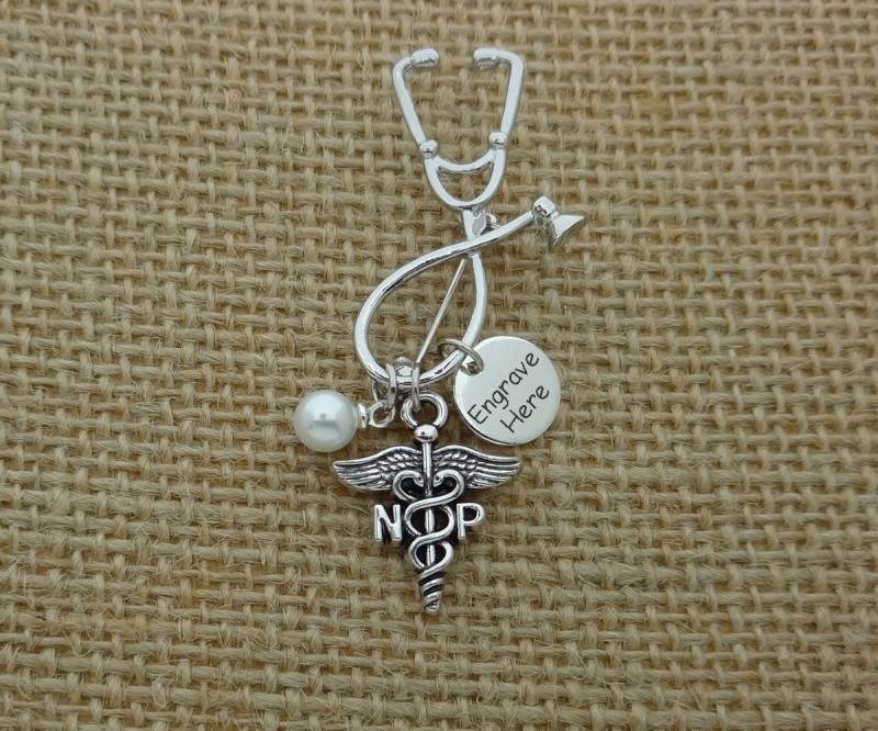Niedliche Krankenschwester Anstecknadel, Pinning Zeremonie, Personalisierte Abschlussgeschenke von CollegeThings