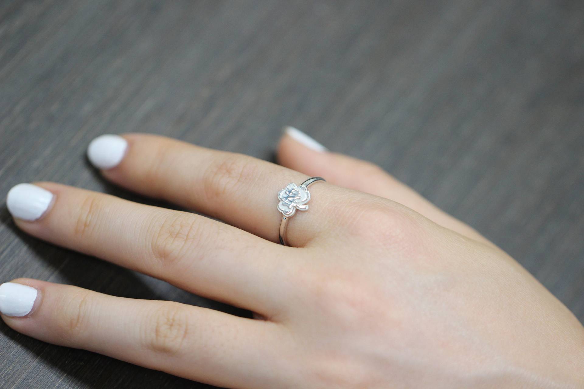 Notre Dame Kleeblatt Inspirierter Ring Notre Dame Kleeblatt Inspirierter Ring von CollegiateCoutureCo