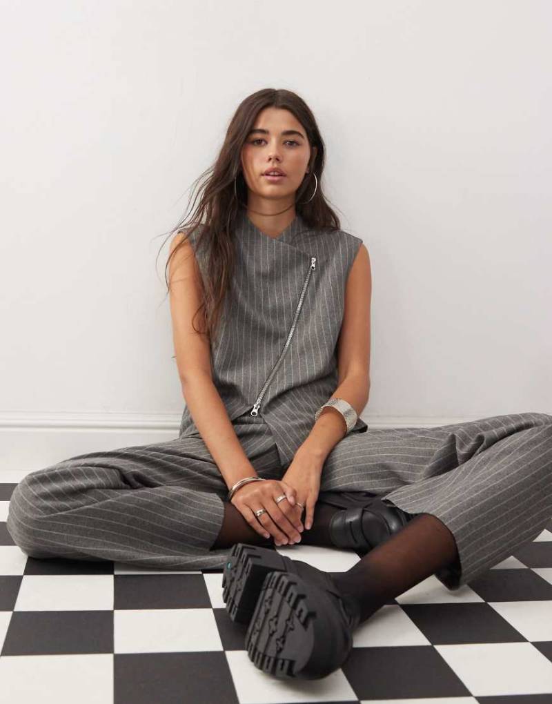 COLLUSION - Ärmellose, schlichte Hemdbluse in Anthrazit mit Nadelstreifen und Reißverschluss, Kombiteil-Grau von Collusion