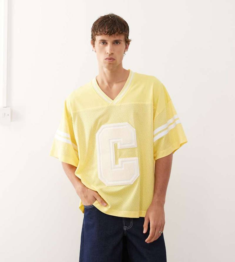 COLLUSION - Airtex - Oberteil aus Jersey in Gelb mit aufgesticktem „C" von Collusion