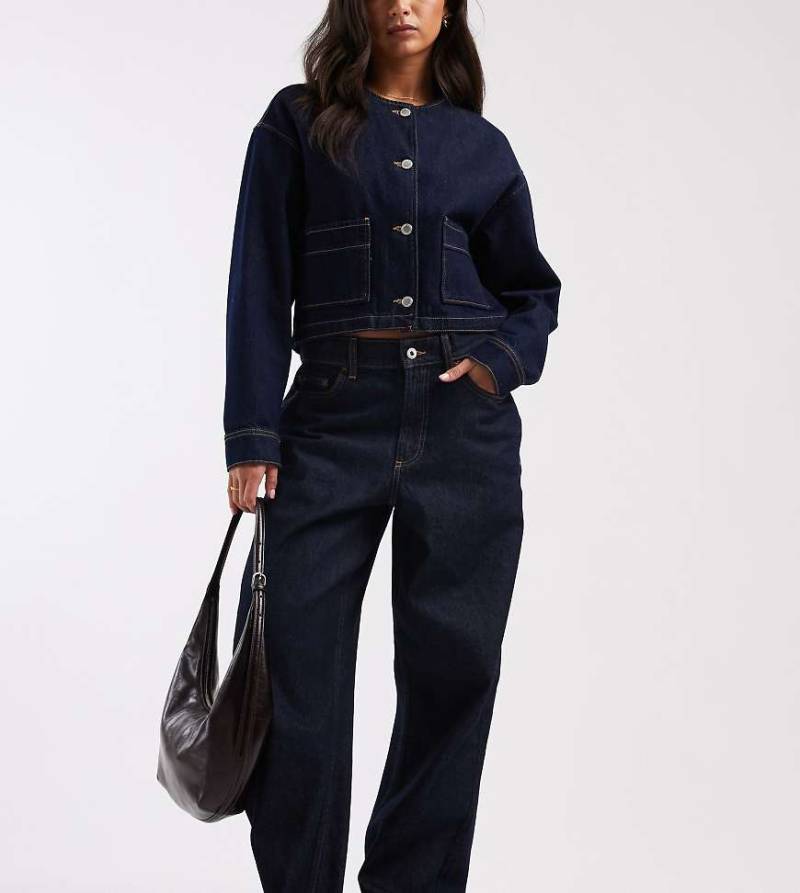 COLLUSION - X001 - Antifit-Jeans in Mittelblau mit Rinse-Waschung-Marineblau von Collusion