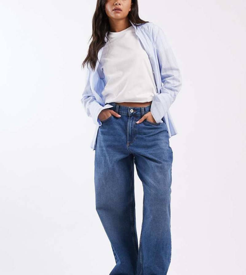 COLLUSION - X001 - Antifit-Jeans in Mittelblau mit mittelhohem Bund von Collusion