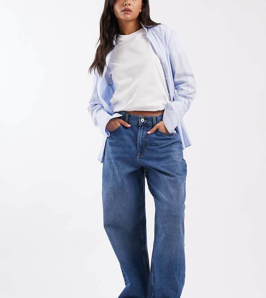 COLLUSION - X001 - Antifit-Jeans in Mittelblau mit mittelhohem Bund von Collusion