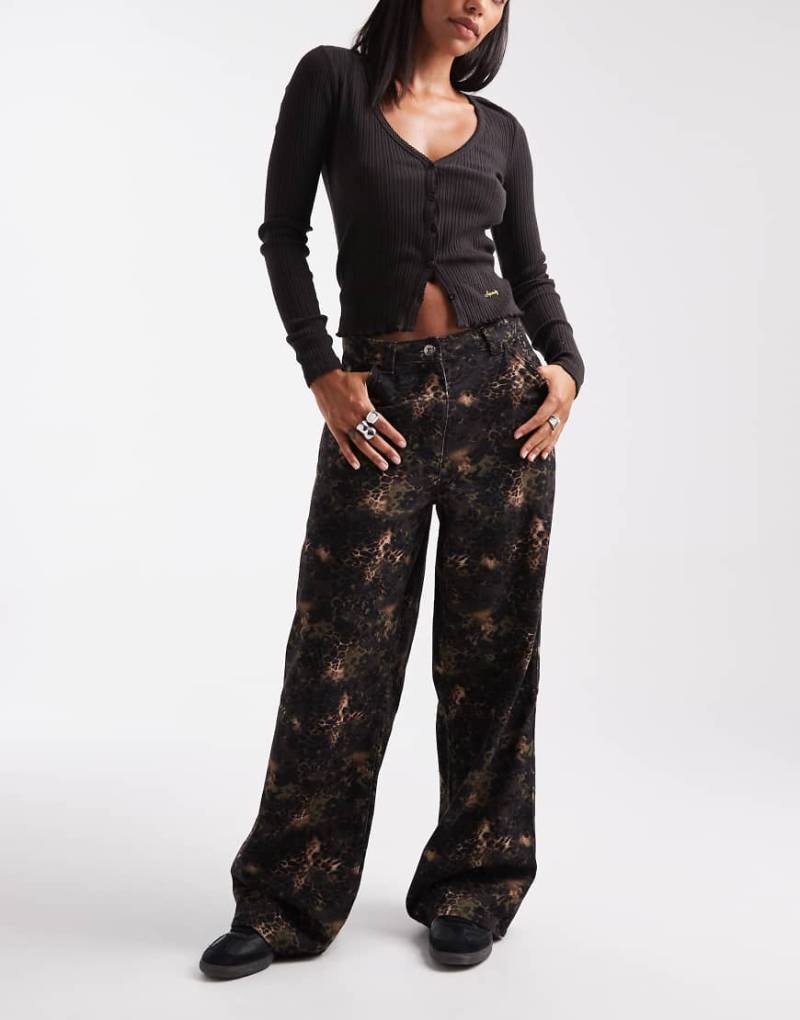 COLLUSION - Antifit-Jeans mit floralem Military-Muster-Bunt von Collusion