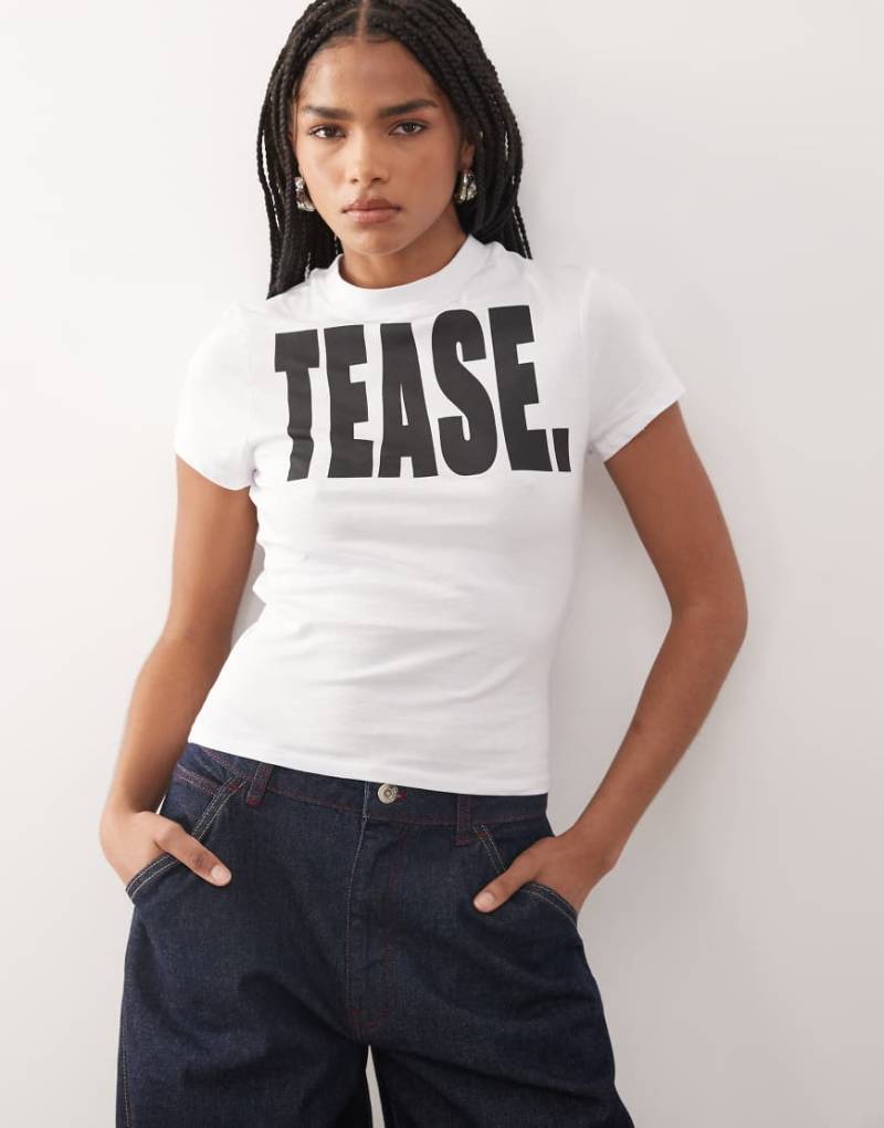 COLLUSION - Antifit-T-Shirt in Weiß mit „Tease"-Grafikprint von Collusion