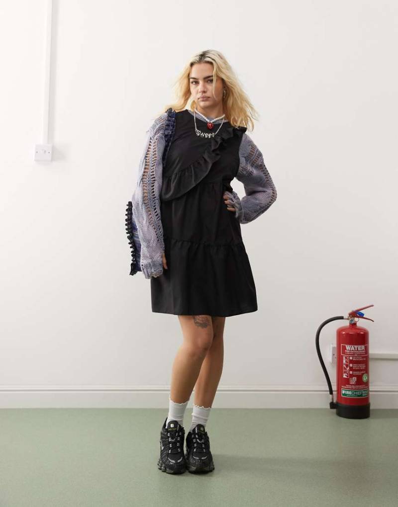 COLLUSION - Asymmetrisches Hängerkleid aus Popeline in Schwarz von Collusion