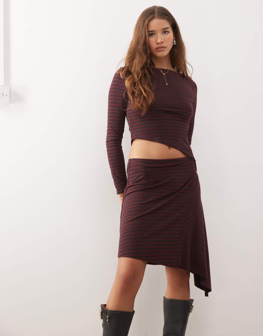 COLLUSION - Asymmetrisches Oberteil in Burgunderrot mit gespleißtem Streifenmuster-Bunt von Collusion