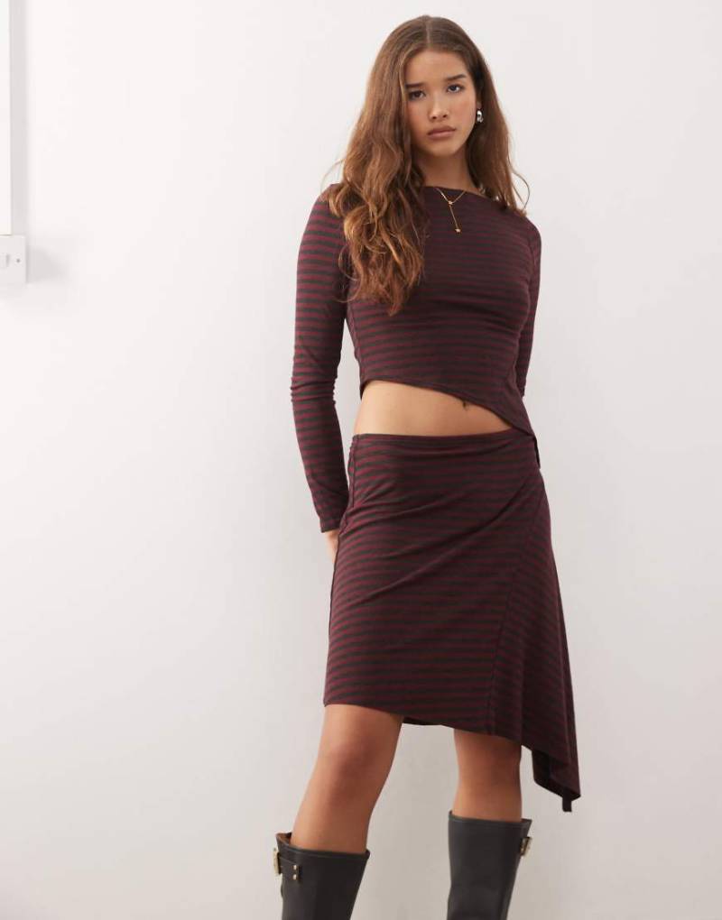 COLLUSION - Asymmetrisches Oberteil in Burgunderrot mit gespleißtem Streifenmuster-Bunt von Collusion