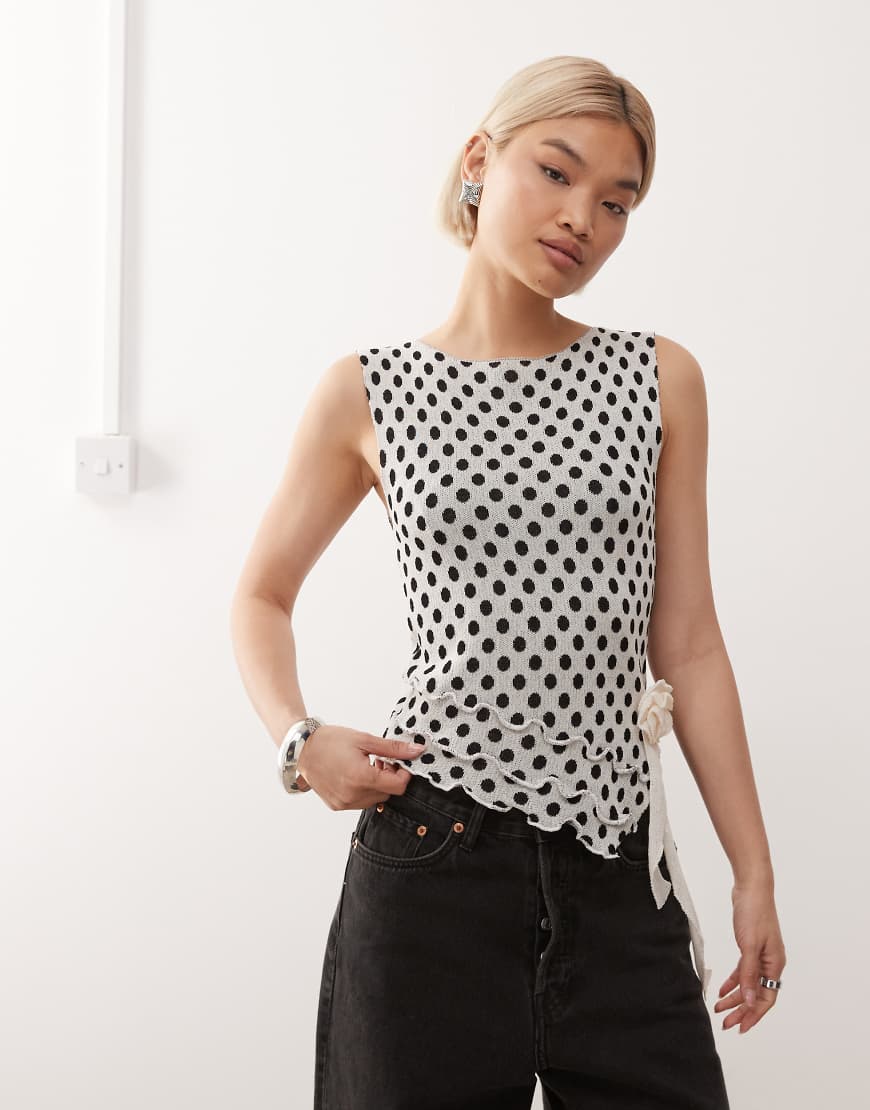 COLLUSION - Asymmetrisches Oberteil mit Rüschen, Polka Dots und U-Boot-Ausschnitt-Grau von Collusion