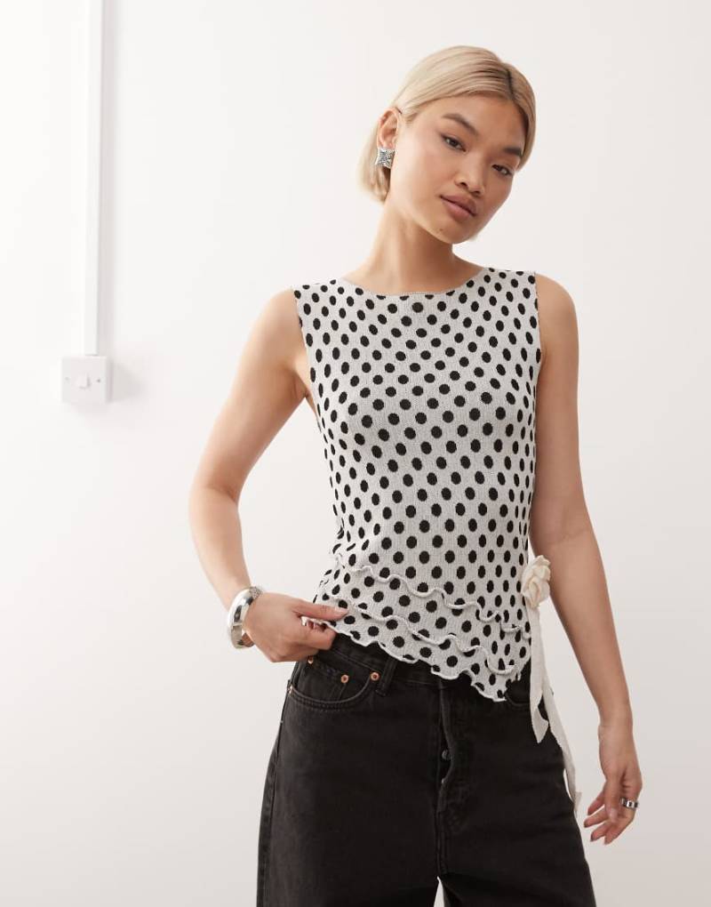 COLLUSION - Asymmetrisches Oberteil mit Rüschen, Polka Dots und U-Boot-Ausschnitt-Grau von Collusion