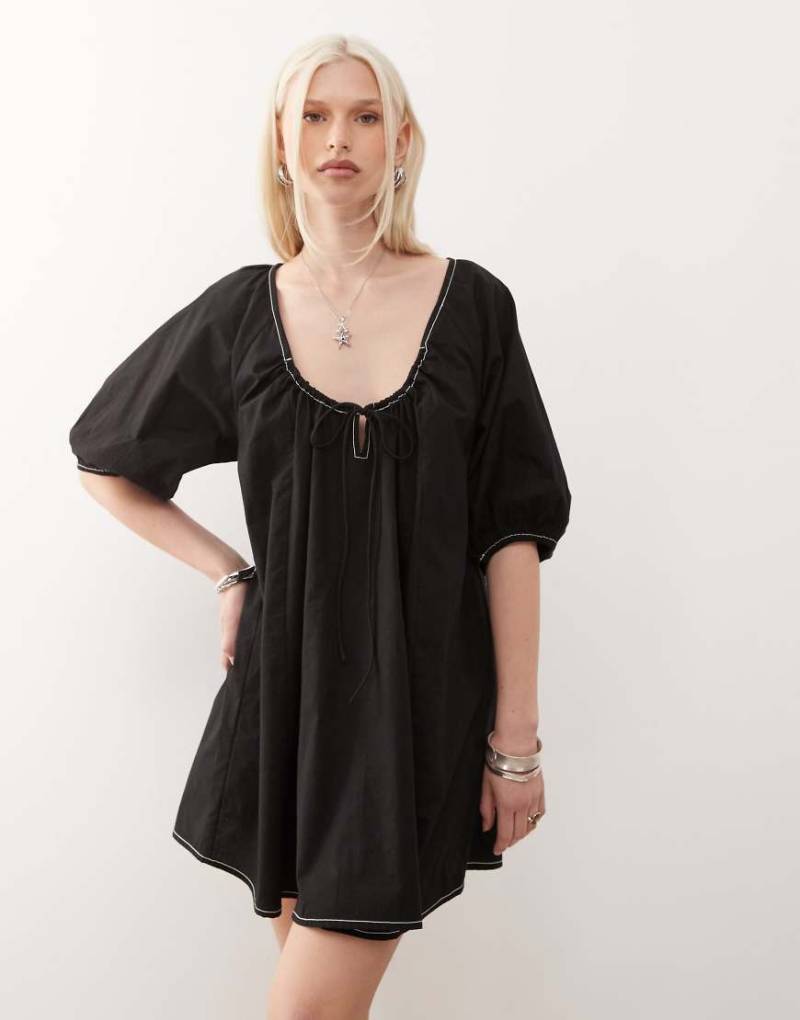 COLLUSION - Ausgestelltes Mini-Hängerkleid in Schwarz mit Puffärmeln von Collusion