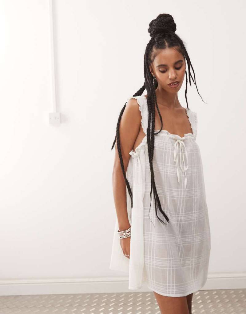 COLLUSION - Ausgestelltes Strandkleid in kariertem Weiß von Collusion