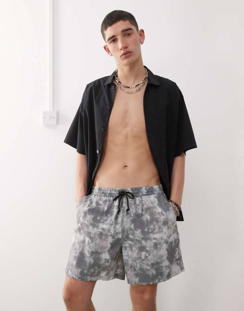 COLLUSION - Badeshorts in Grau mit Batikmuster von Collusion