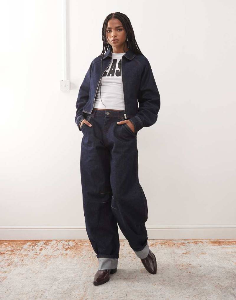 COLLUSION - Barrel-Jeans in Rinse-Waschung mit Umschlagsaum sowie Ziernähten in Rosa und Orange-Marineblau von Collusion