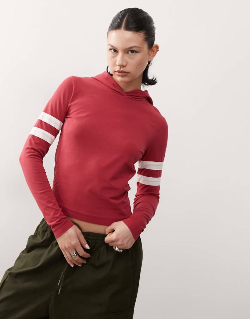 COLLUSION - Base-Layer-Oberteil in Kirschrot mit Kapuze-Schwarz von Collusion