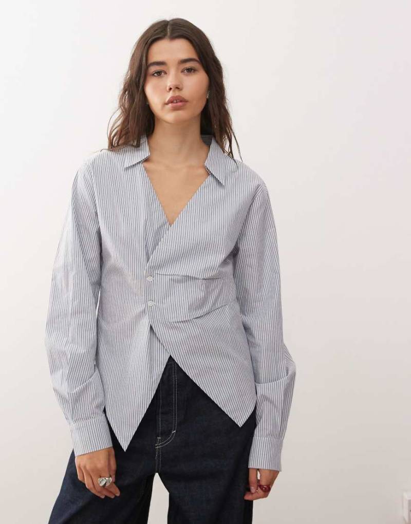 COLLUSION - Blau gestreifte Hemdbluse mit tailliertem Wickeldesign von Collusion