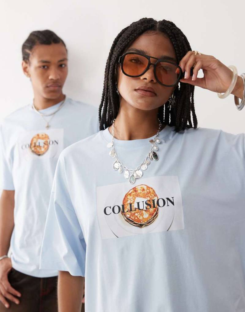 COLLUSION - Blue - Kastiges Skater Fit T-Shirt in Blau mit Pfannkuchen-Print von Collusion