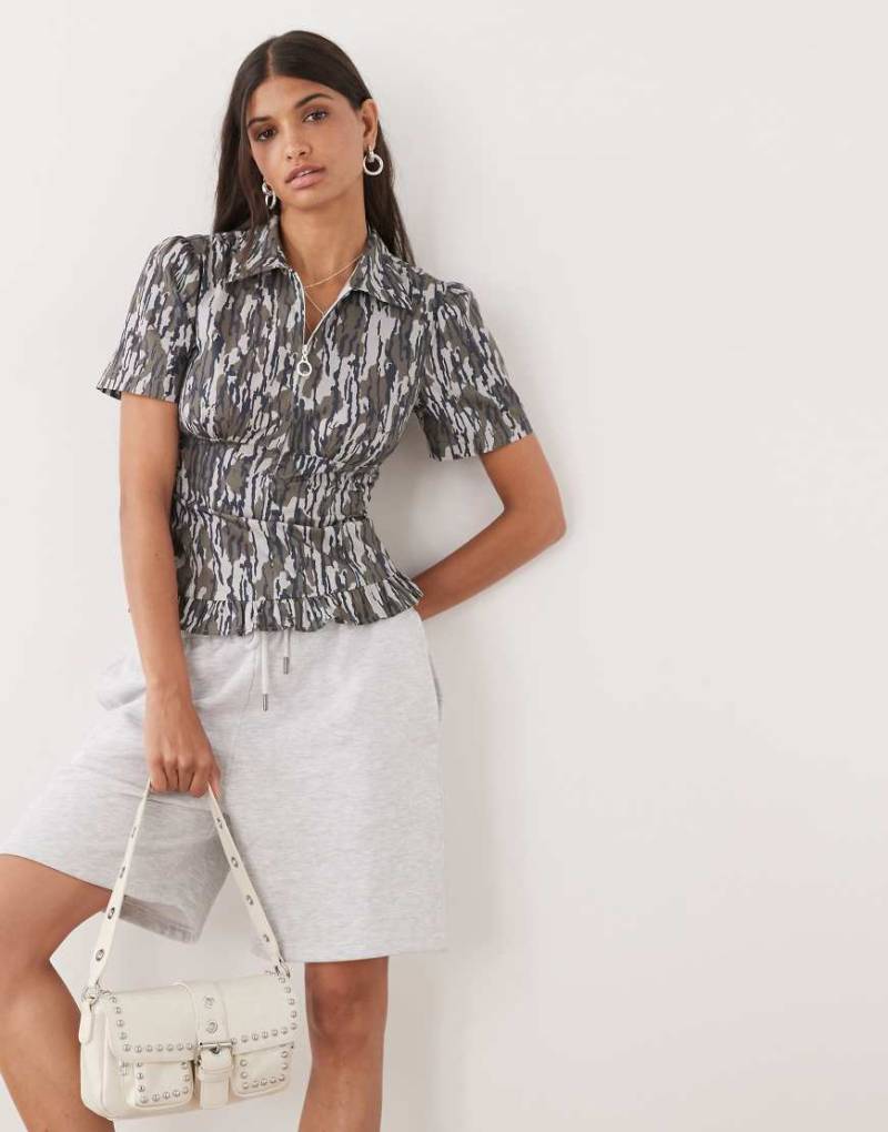 COLLUSION - Bluse mit geraffter Taille und Military-Muster-Bunt von Collusion