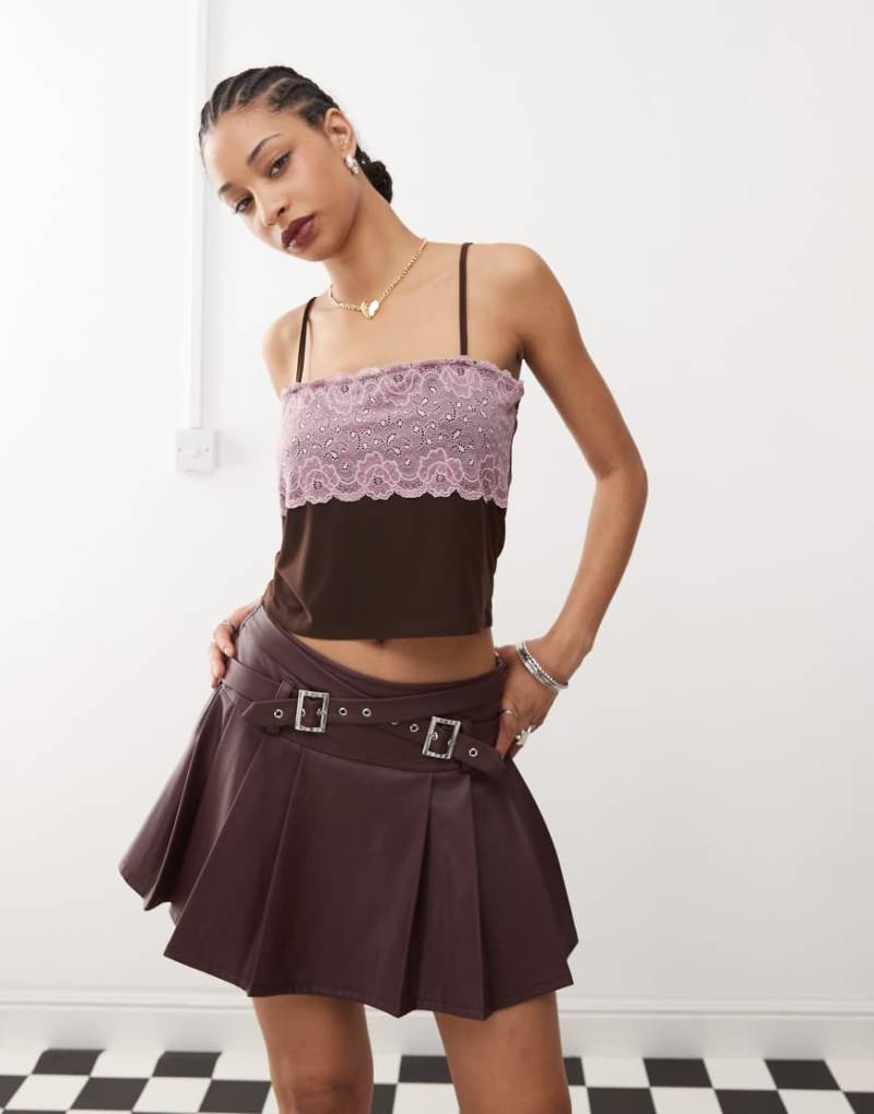 COLLUSION - Camisole aus Netzstoff in Braun mit eckigem Ausschnitt, schmalen Trägern und Spitze in Rosa von Collusion