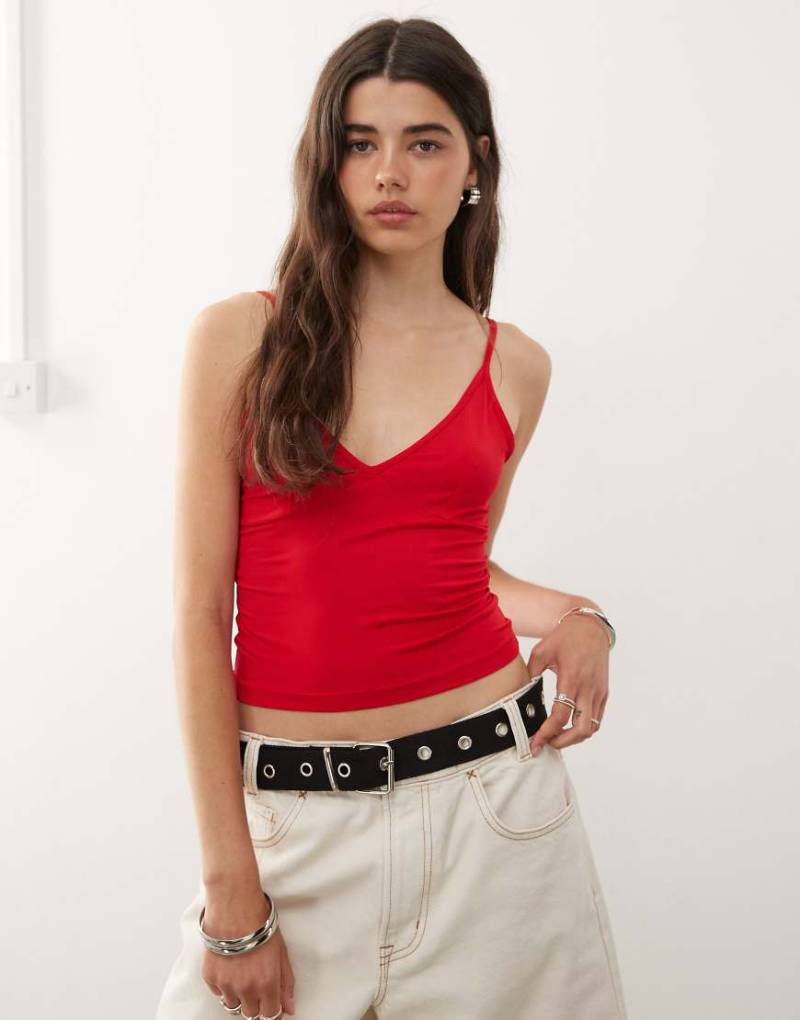 COLLUSION - Camisole in Rot mit tiefem V-Ausschnitt von Collusion