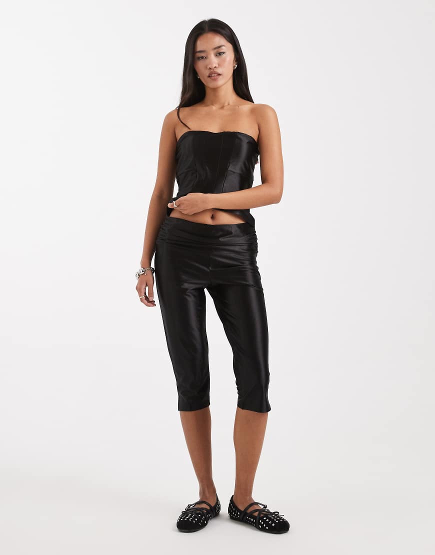 COLLUSION - Caprihose aus Stretch-Satin in Schwarz mit niedrigem Bund, Kombiteil von Collusion