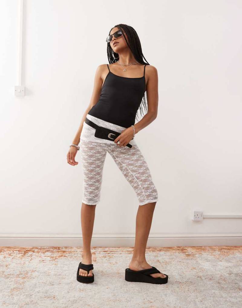 COLLUSION - Caprihose mit Rock in Weiß aus Spitze von Collusion