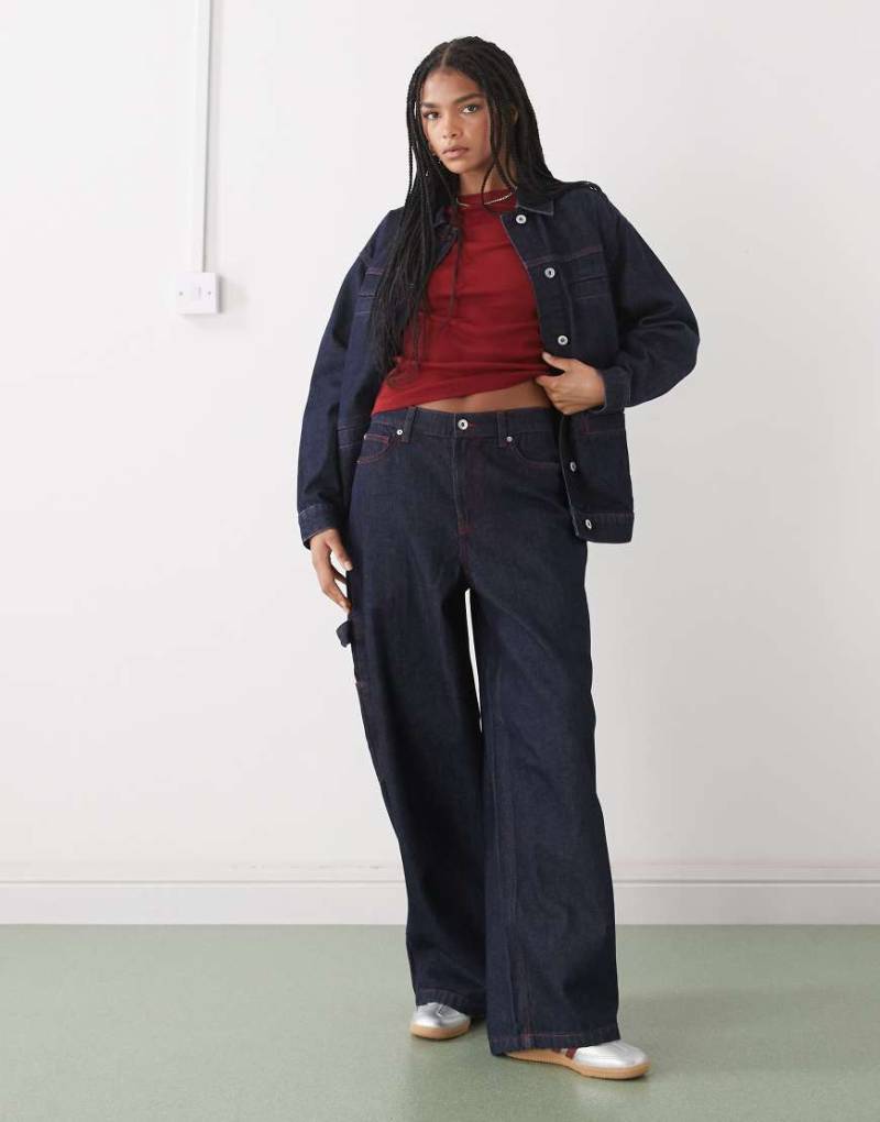 COLLUSION - x011 - Carpenter-Jeans in Rinse mit mittelhohem Bund, Kombiteil-Marineblau von Collusion