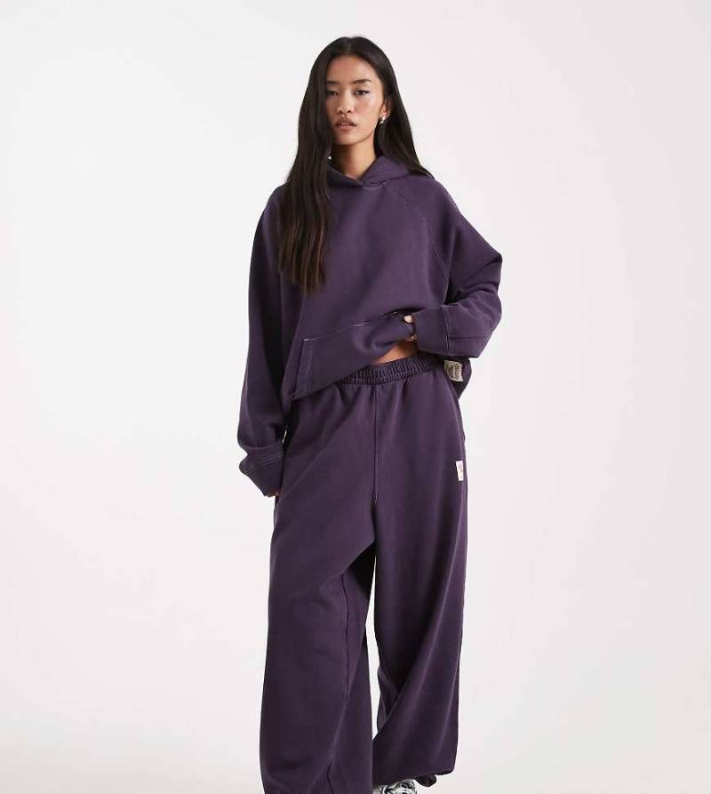 COLLUSION - Circular Design Collection - Schwere Oversize-Jogginghose in verwaschenem Aubergine-Marineblau von Collusion