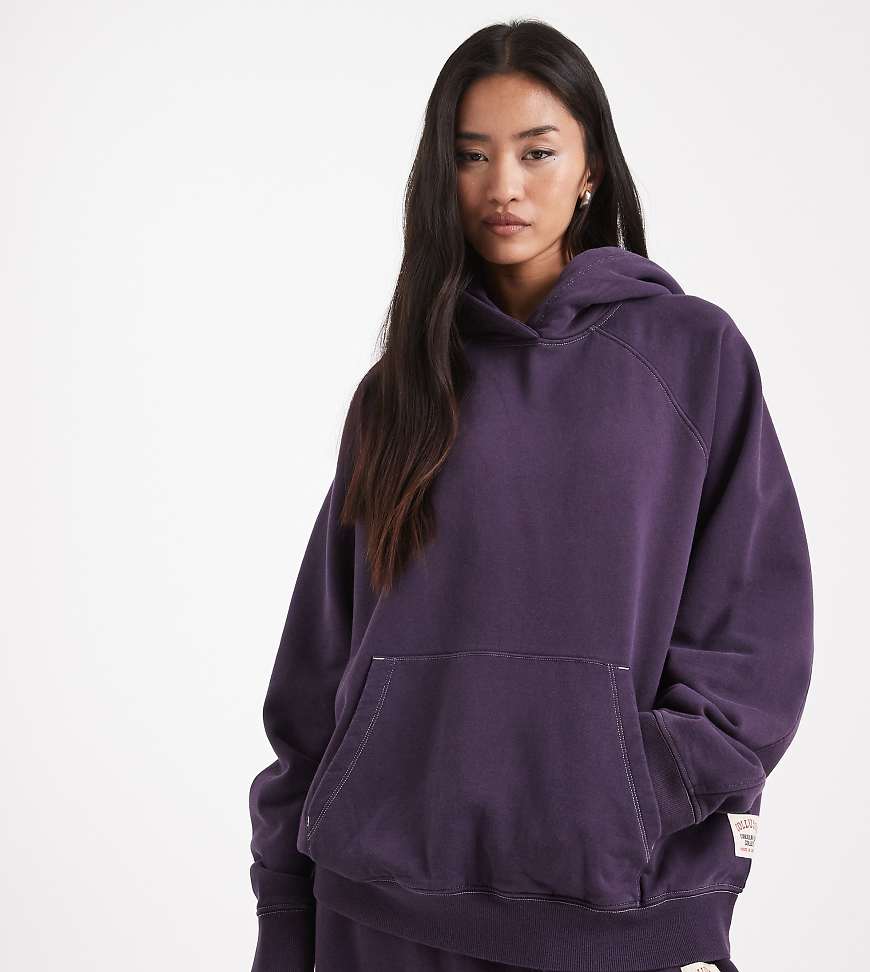 COLLUSION - Circular Design Collection - Schwerer, kastiger Kapuzenpullover in verwaschenem Aubergine-Marineblau von Collusion