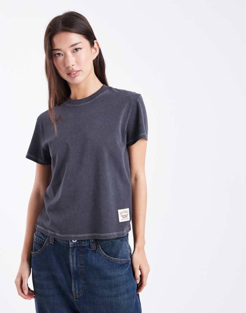 COLLUSION - Circular Design Collection - Tailliertes, knapp geschnittenes T-Shirt in verwaschenem Schwarz von Collusion