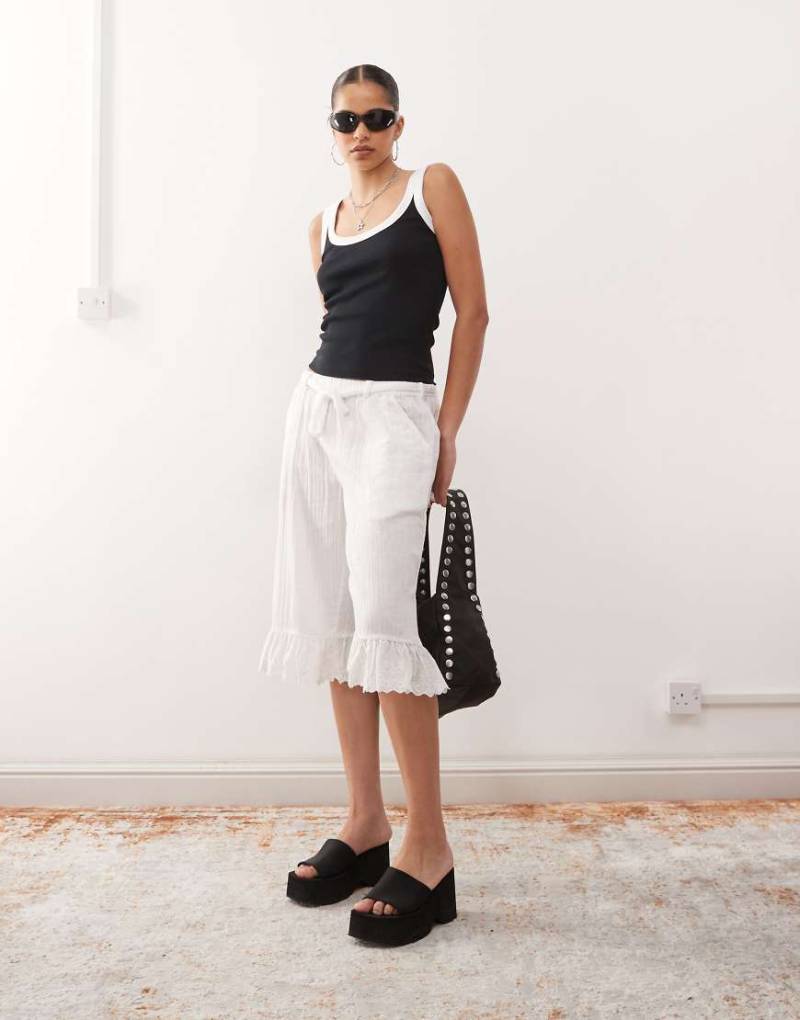 COLLUSION - Cropped Hose in Weiß mit Rüschensaum von Collusion