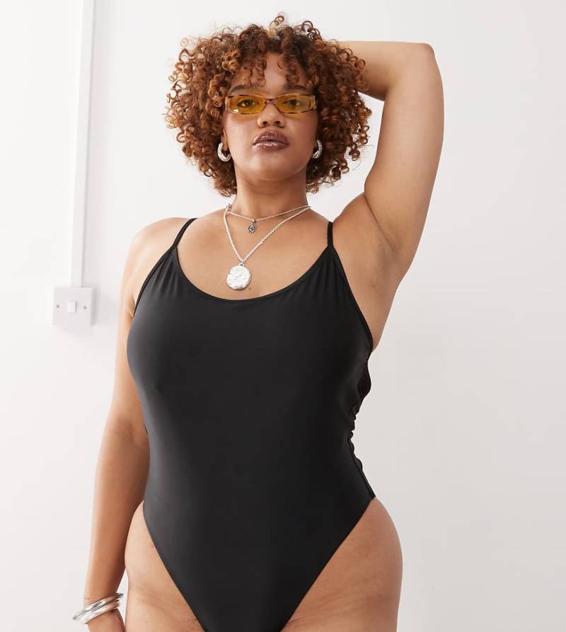 COLLUSION Curve - Badeanzug in Schwarz mit tiefem Rückenausschnitt von Collusion