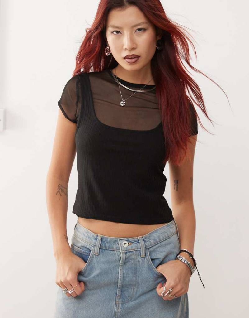 COLLUSION - Doppellagiges enges T-Shirt in Schwarz-Bunt von Collusion