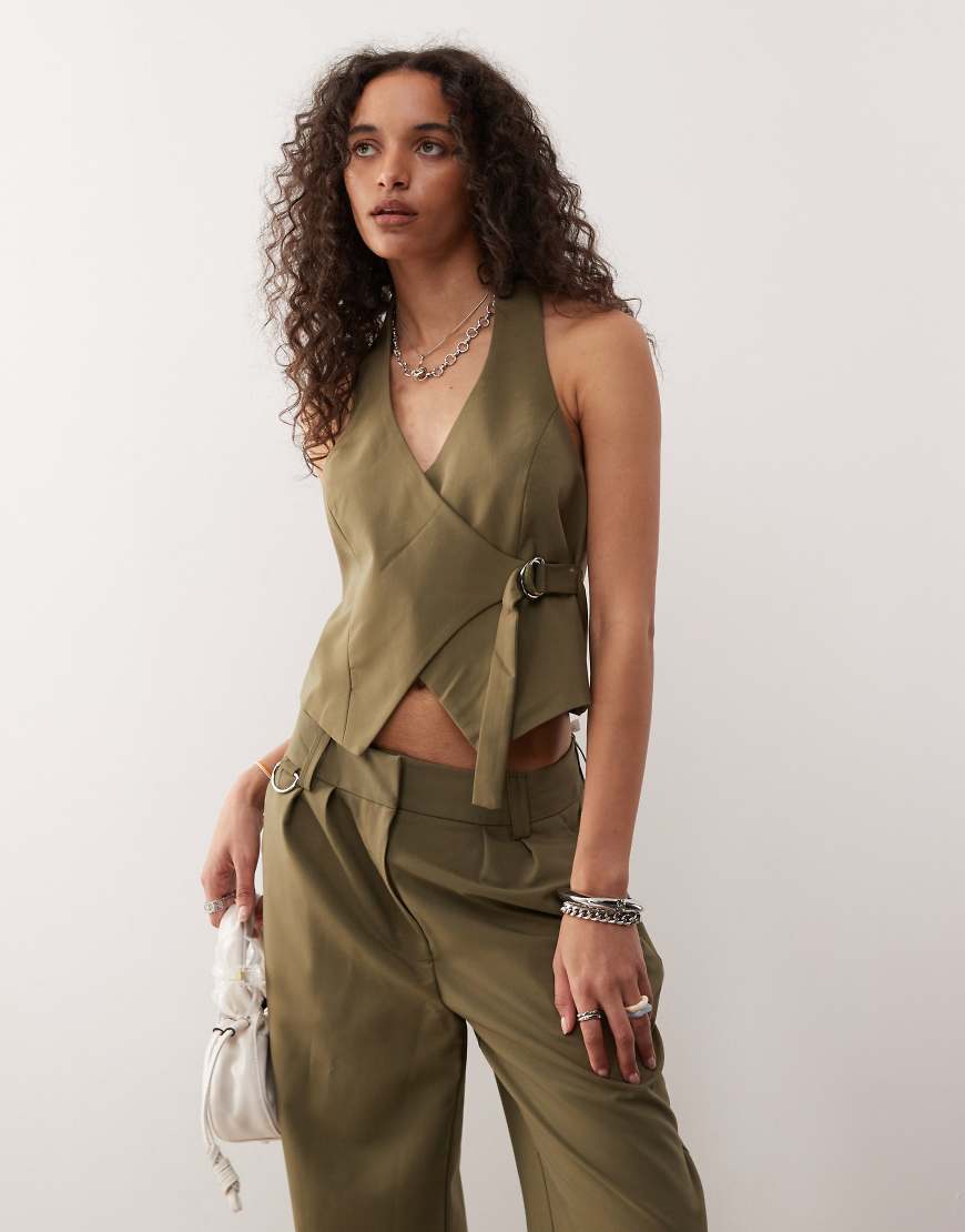 COLLUSION - Elegante, figurbetonte Weste in Khaki, Kombiteil-Grün von Collusion