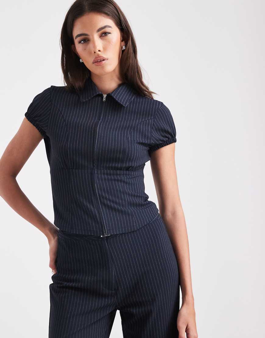 COLLUSION - Elegante Hemdbluse in Marineblau mit Nadelstreifen und Reißverschluss vorn von Collusion